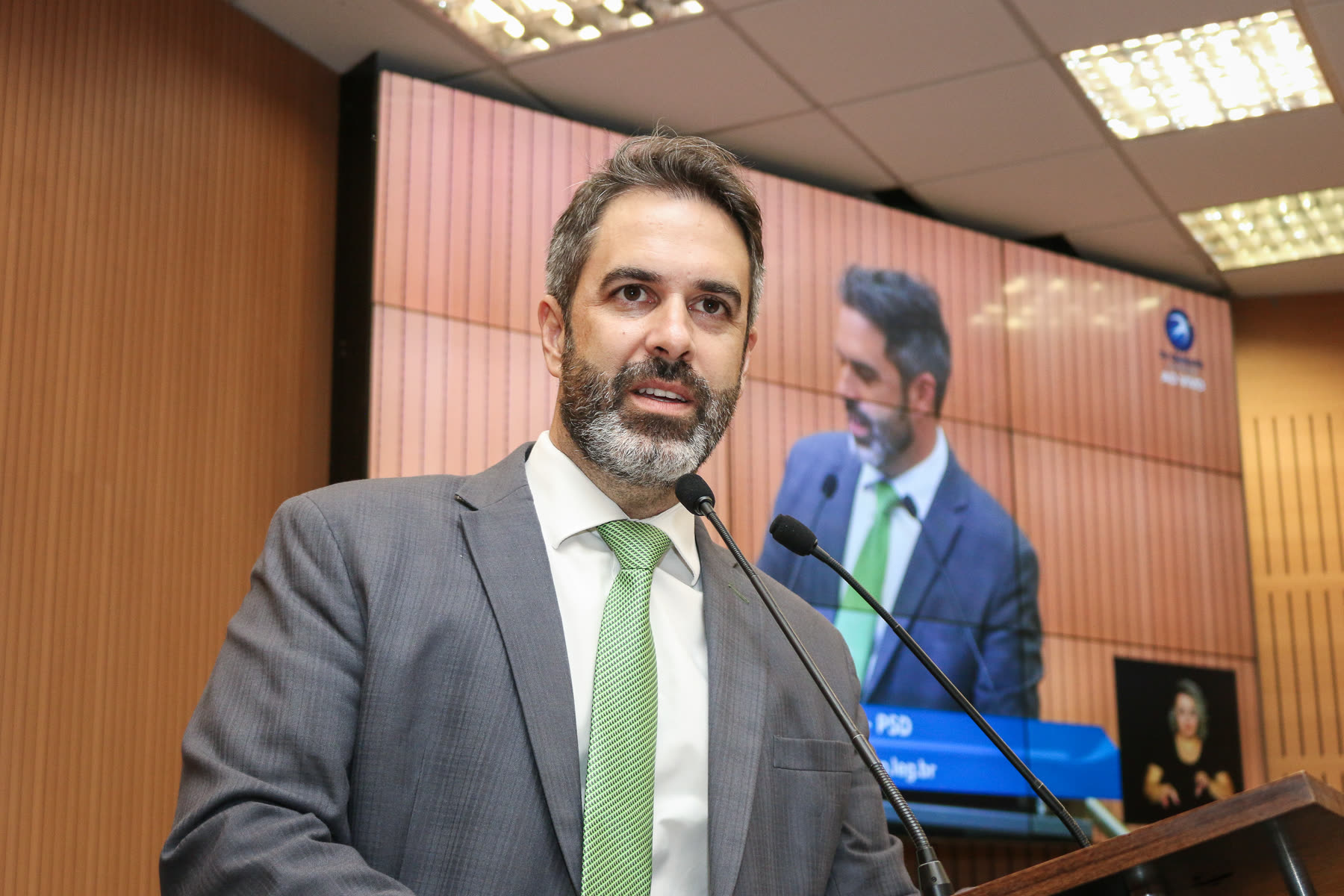 Nelson Hossri discursa na tribuna com o painel da TV Câmara ao fundo, identificado pelo PSD